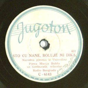 Etiketa gramofonske ploče Jugoton s pesmom "Što ću nane, boluje mi dika", koju peva Marija Bukta uz tamburaški orkestar Radio Beograda.