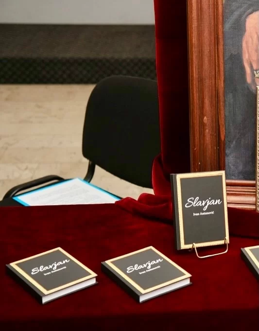 Tri veka. Jedna knjiga. Beskrajna ljubav.
Zamislite knjigu koja živi duže od većine dinastija.
	1.	KalačaJedan biskup uzima pero i zapisuje ono što bi inače nestalo – bunjevačke običaje, jezik, dušu naroda.
	2.	Budimpešta. Knjiga se rađa iznova.
	3.	Subotica. Treće rođenje.
“Ako hoćete da utamanite koji narod, sakrijte mu prošlost” - pisao je Ivan Antunović pre 150 godina. Nije mogao znati da će njegova knjiga Slavjan postati živi dokaz da se neki glasovi ne mogu ućutkati.
Kata Kuntić kaže da je ova “mala knjižica” vodila njen rad 30 godina. Trideset godina jednog života posvećeno tome da tradicija ne postane samo muzejski eksponat.
Jer pamćenje nije pasivan čin. To je svakodnevna borba.
A Slavjan? Slavjan i dalje diše. I dalje poziva. I dalje živi.
Svanulo je, rekao bi Antunović.
I svakog dana iznova mora da svane.
📸 Promocija trećeg izdanja, Galerija Otvorenog univerziteta, Subotica
#kulturaećanja #bunjevci #slavjan #nematerijalnokulturnonasledje #subotica #srbija #tradicija #identitet #baština #umetnostpamćenja #balkan #vojvodina #kulturnanasledina #knjigofilija #etnografija