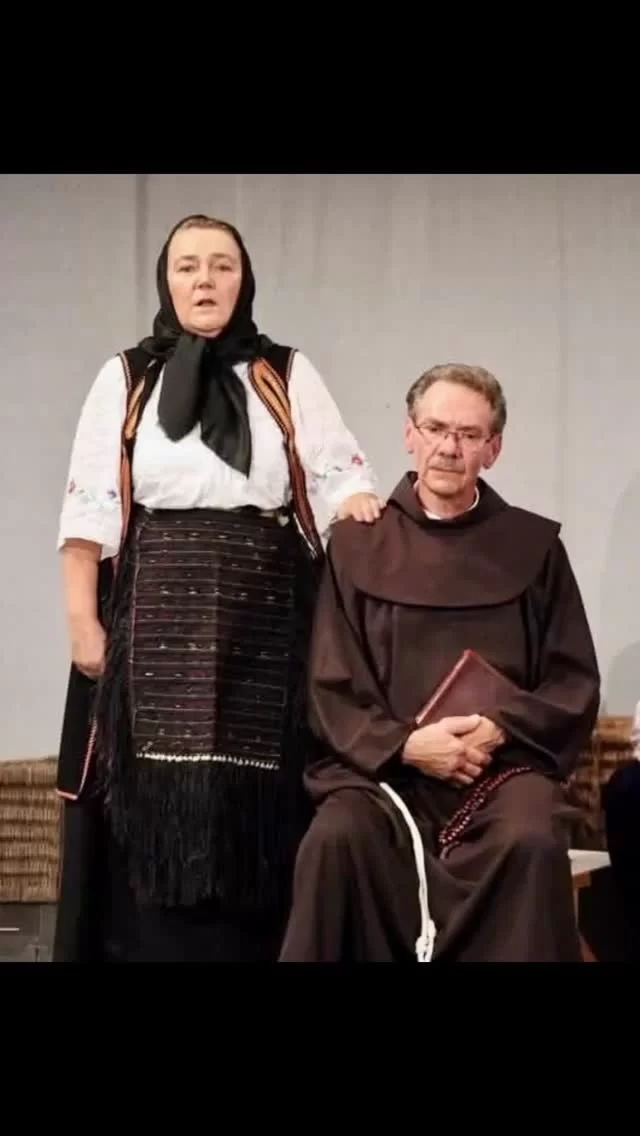 Kad Stela prvi put stane na scenu 2012. i počne da govori glasom Vite Đanine, u publici se oseća nešto što reči teško mogu da opišu.
To nije samo gluma.
To je žena koja kroz drugu ženu priča priču trećej žene. Lanac pamćenja koji ne sme da se prekine.
Stela Bukvić je bila knjigovođa. Imala je stabilan posao, porodicu, normalan život. Ali 2000. godine, sa 40 godina, odlučuje – hoću da znam ko sam. Ulazi u KUD “Bunjevka” sa dve ćerke. I tu počinje njena druga priča.
Igra u svakoj predstavi. Uči bunjevački jezik kroz scensku umetnost. I kad dođe vreme za monodramu, spremna je. Spremna da postane glas jedne književnice, da oživi tekst druge književnice, da prenese priču našem narodu.
Vita Vrmić je slikala sećanja u crnoj kafi. Ana Popov uči decu jeziku kroz poeziju. Marija Horvat fotografiše salaše koji nestaju. Marija Feher piše o detinjstvu među vrbama i trstenim krovovima.
A Stela? Stela ih sve spaja. Jer ona GLUMI njihove priče. I dok glumi – one žive.
Kad mi je pričala kako se oseća na sceni, rekla mi je: “Osećam se kao most. Most između onih koji su bili i onih koji dolaze.”
I eto, to je to. Bunjevačke književnice nisu samo žene koje pišu. One su mostovi. Između prošlosti i budućnosti. Između zaborava i pamćenja. Između nestanka i opstanka.
Koliko vas poznaje neku ženu koja čuva priče svog naroda?
Pročitajte kompletnu priču na bunjevke.ecofeminizam.com
#bunjevačkeknjiževnice #bunjevackiidentitet #kulturapamcenja #stelabukvic #marijafeher #vitavrmić #anapopov #marijahorvat #bunjevackijezik #ženskakultura #tradicionalnaumetnost #kulturnonasledje #balkanskežene #subotica #vojvodina