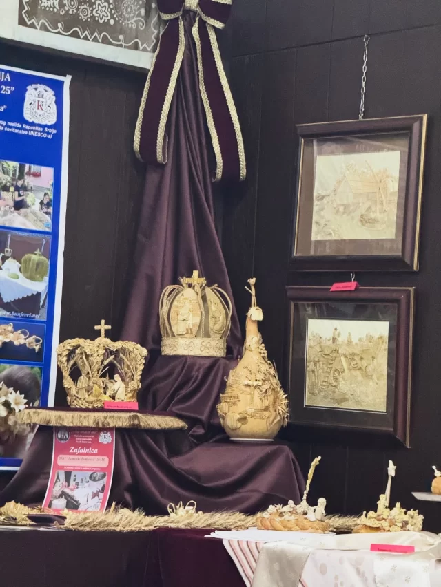 🛑 “Tajna budućnosti leži u nasleđu. Da li ste spremni da je otkrijete?”
Gledajući veštinu izrade  božićnjaka i slamarske krune, shvatamo: tradicija nije uspomena, već aktuelni izvor snage. 💪
U svetu brzih promena, naši koreni su sidro. Čuvati tradiciju znači investirati u snažniji identitet. Neka nas priče o posvećenosti Kate Kuntić i Tamare Babić inspirišu da više cenimo autentičnost.
Koja tradicija najviše utiče na tvoj pogled na život i rad? Podeli sa mnom! 👇 Uvek je pravo vreme da se inspirišemo jedni drugima.
#inspiracija #motivacija #cuvaritradicije #novinarstvo #bunjevci #tradicijazabuducnost #kultura #identitet #srbija #subotica #bunjevackakultura #storytelling #sandrairsevic #autenticnost