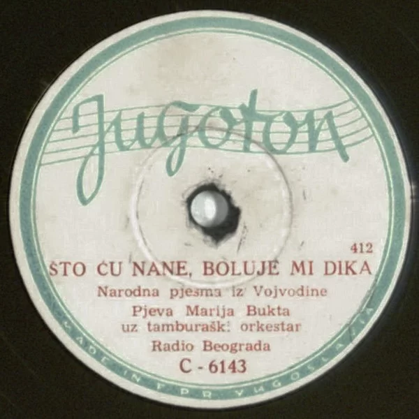 Prošlost nije zatvorena knjiga, već niz glasova koji i dalje odzvanjaju. Kada mi se Saša Janoš javio iz Švedske i poslao snimke Marije Bukte iz arhive Radio Novog Sada iz pedesetih godina, shvatila sam koliko je važno da beležimo, čuvamo i delimo priče o ženama koje su oblikovale našu kulturu, a koje istorija gura u stranu.
Marija Bukta je bila tu, na Sveslovenskom balu 1939. u Novom Sadu, među devojkama u narodnim nošnjama iz okoline Sombora. Njen glas se čuje u starim radio snimcima. Pevala je bunjevačke, vojvođanske pesme, držala ritam života u vreme kada ženska imena nisu nužno završavala u javnom prostoru.
U mom umetničkom istraživanju posvećenom Bunjevkama vraćam se tim ženama. Njihova biografija retko stane u zvanične istorijske knjige, ali stane u sećanja zajednice. Zato ih pretvaram u digitalne instalacije koje spajaju zvuk, tekst, sećanje i identitet.
Hvala Saši što je podelio ove snimke. Bez takvih ljudi kultura sećanja bi bila mnogo siromašnija.
Pozivam vas da podelite priče o ženama iz vaših porodica, iz vaših krajeva, čiji se glasovi i danas mogu čuti ako slušamo pažljivo. Šaljite mi ih, uključite se. Svaka priča je važna.
Saznajte više na www.bunjevke.ecofeminizam.com
#bunjevke #marijabukta #kulturasećanja #ecofeminizam #bačka #sombor #radionowisad #ženeumetnice #tradicionalnakultura #vojvodina #severnabačka #folklornabaština #ženskiglasovi #umetničkaistraživanja #digitalneinstalacije #bunjevačkakultura #balkanheritage #southslavicculture #forgottenwomen #culturalmemory #womeninhistory #folkmusic #preservingheritage #audioarchive #intangibleheritage #feministart #oralhistory #communityvoices #livingtradition​​​​​​​​​​​​​​​​